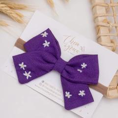 Laço Roxo flores brancas (unidade) - Cheia de Graça RT