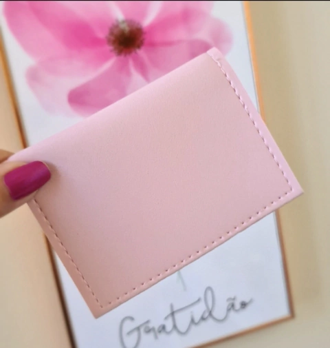 VOCÊ GANHOU 1 (UM) PORTA CARTÃO EXCLUSIVO!