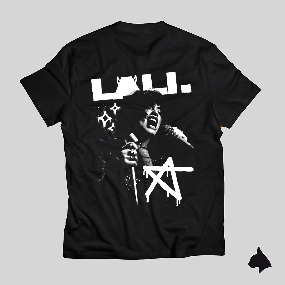 Remera de Algodon DTG - No Vayas Atender Cuando El Demonio Llama 33 (Lali)