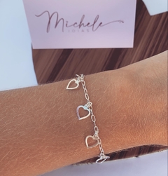 Pulseira com pingentes de coração vazado - comprar online