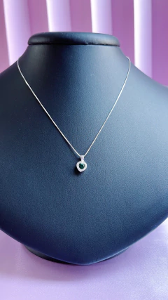 Conjunto de coração cravejado com zircônia verde na internet