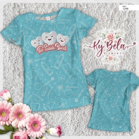 Camiseta azul claro com estampa de dentes e acessórios de saúde bucal, ideal para profissionais da odontologia.
