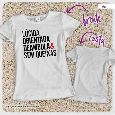 Camiseta branca feminina com estampa frontal preta e vermelha com a frase "Lúcida Orientada Deambula & Sem Queixas", vista também a parte de trás da camiseta sem estampa, sobre um tapete bege.
