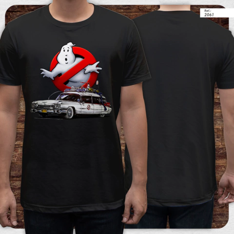 Camiseta preta com estampa do logo dos Caça Fantasmas e o carro Ecto-1 na parte frontal