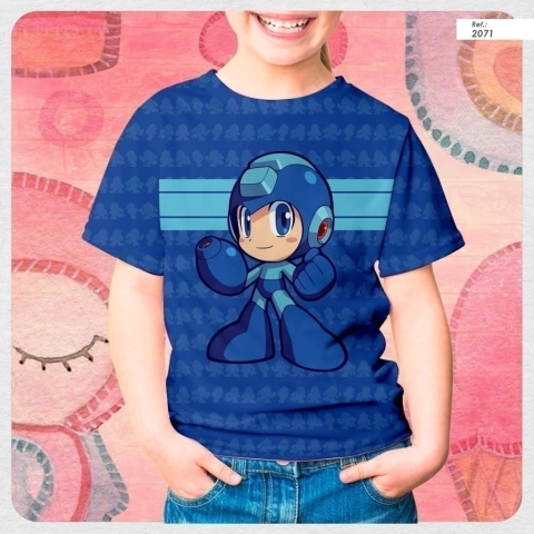 Criança vestindo camiseta azul com estampa do personagem Mega Man em estilo cartoon