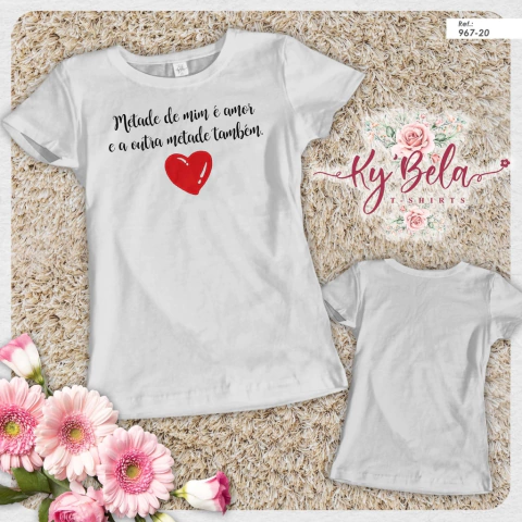 Camisa branca com estampa de coração vermelho e a frase "Metade de mim é amor e a outra metade também."
