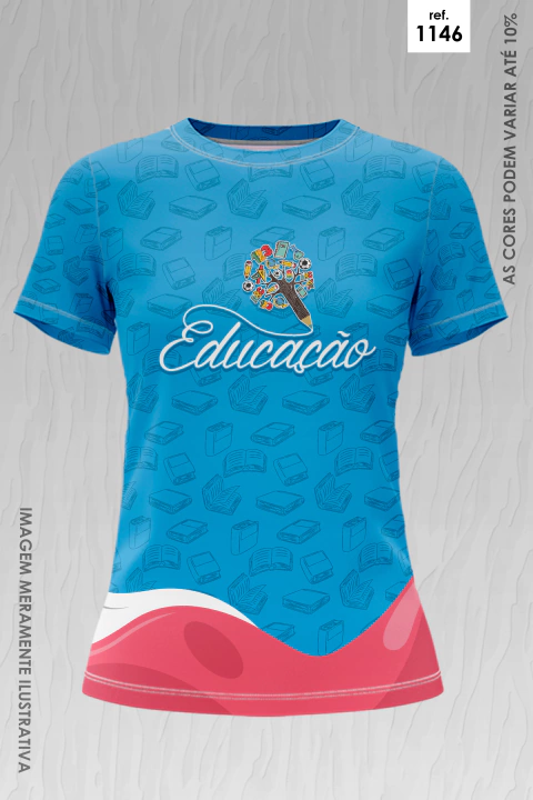 Camiseta feminina azul com estampa educativa, padrão de livros e lápis com símbolos escolares, texto "Educação" centralizado