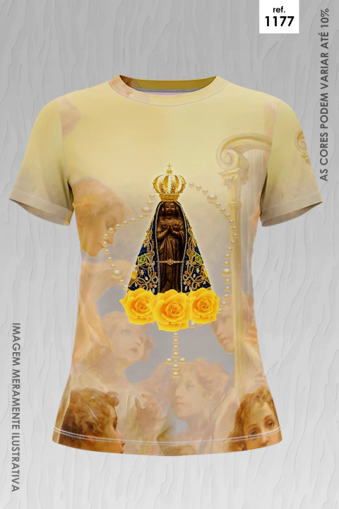 Camiseta feminina com estampa da Nossa Senhora Aparecida em destaque, rodeada por rosas amarelas e terço, fundo com pintura de anjos em tons suaves