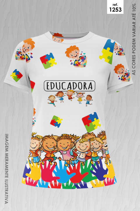 Camiseta branca com estampa colorida de crianças felizes, mãos coloridas e peças de quebra-cabeça, com texto "Educadora" no centro