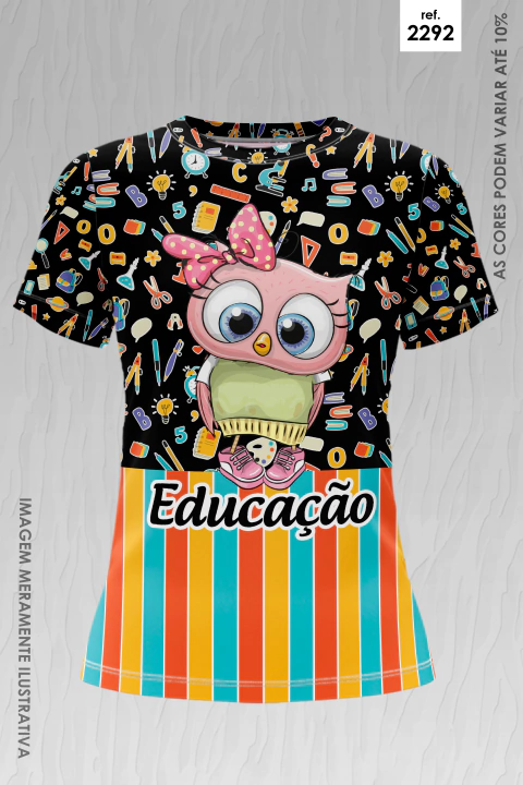 Camiseta feminina com estampa de coruja rosa usando laço e tênis, com fundo preto decorado com ícones escolares coloridos e faixa listrada colorida na parte inferior com a palavra "Educação".