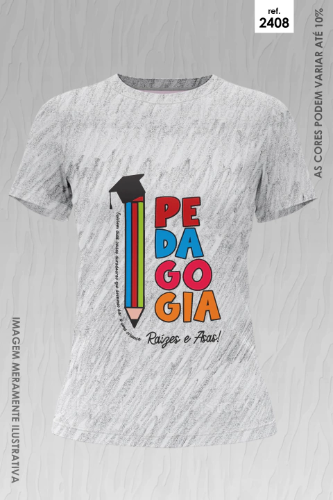 Camiseta branca feminina com estampa colorida relacionada à pedagogia, incluindo lápis com capelo e texto "Pedagogia Raízes e Asas"