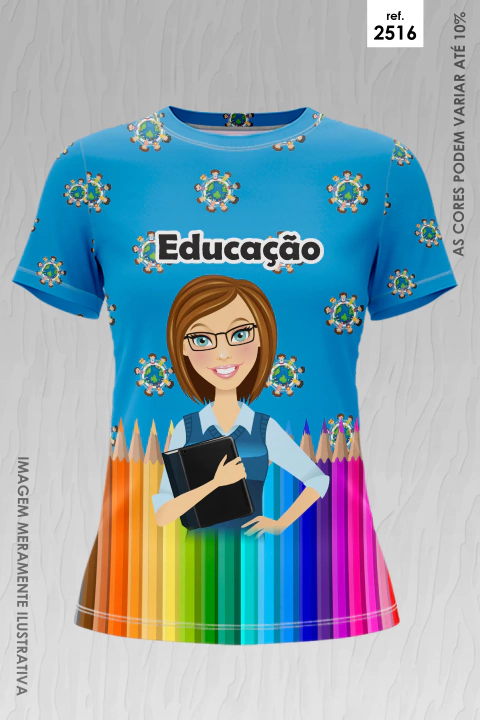 Camiseta azul com estampa colorida representando educação, com ilustração de professora segurando tablet, lápis de cor na parte inferior e crianças ao redor do globo.