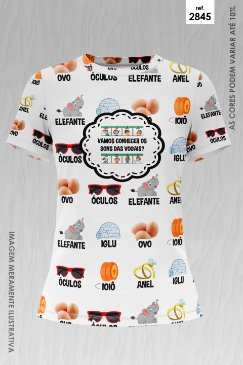 Camiseta branca com estampas educativas coloridas representando onomatopeias e palavras como elefante, óculos, ovo, anel, ioiô e iglu, com ilustrações correspondentes e frase central "Vamos conhecer os sons das vogais?"
