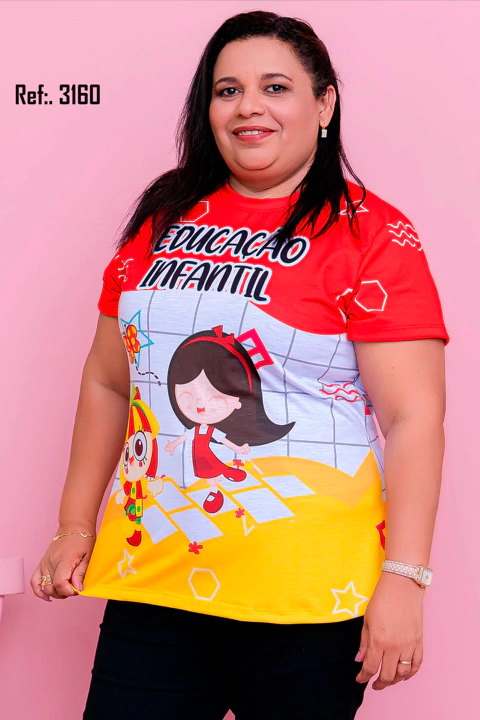 Mulher sorridente vestindo camiseta colorida com estampa infantil e texto Educação Infantil
