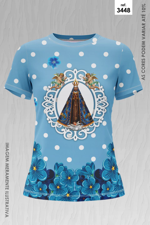 Camiseta azul com estampa de Nossa Senhora Aparecida com detalhes em poás brancos e flores azuis na parte inferior