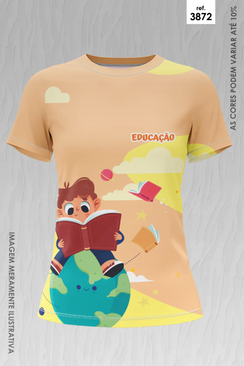 Camiseta feminina com estampa ilustrativa de criança sentada sobre o planeta Terra lendo um livro, com livros flutuando e a palavra "Educação" em destaque
