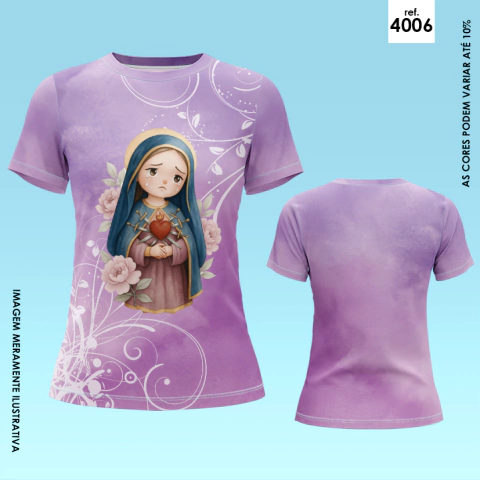 Camiseta feminina lilás com estampa ilustrativa de Nossa Senhora das Dores em estilo fofo, com flores e detalhes brancos decorativos