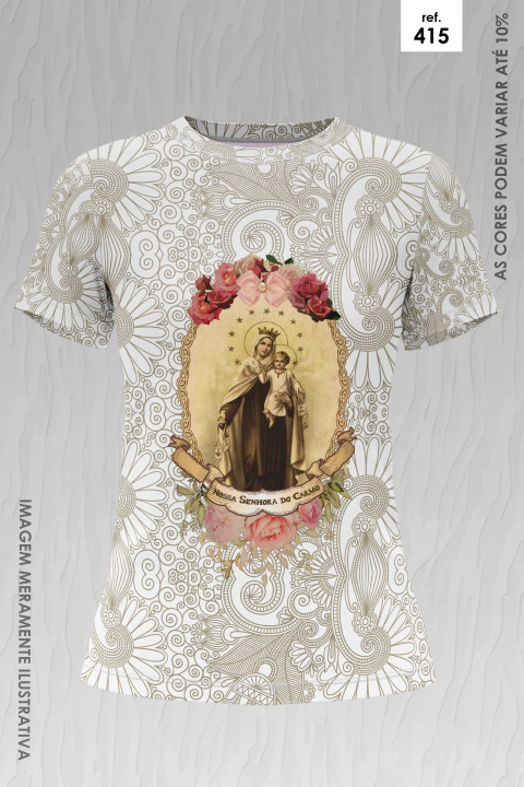 Camiseta branca feminina com estampa detalhada de Nossa Senhora do Carmo cercada por flores e fundo com desenhos ornamentais em tons dourados