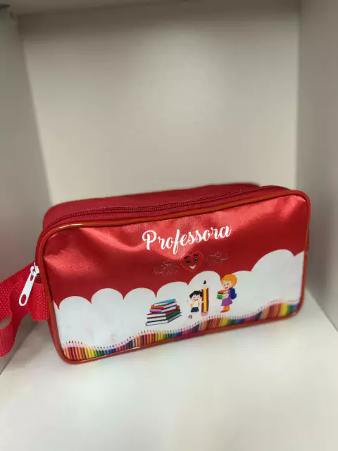 Porta lápis vermelho com a inscrição 'Professora' e ilustrações de crianças e livros.