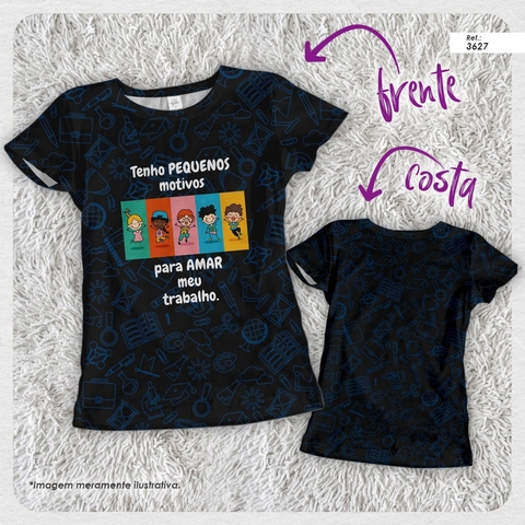 Camisa preta com estampa colorida e texto "Tenho PEQUENOS motivos para AMAR meu trabalho", mostrando a frente e o verso do produto.
