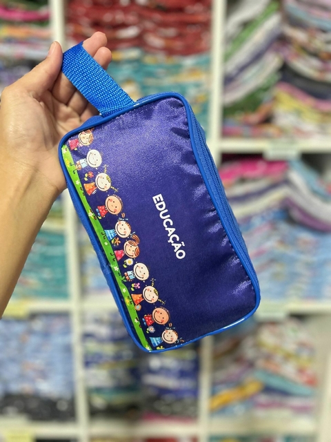 Porta lápis colorido com estampa de crianças e a palavra "EDUCAÇÃO" em destaque.
