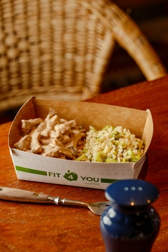 Strogonoff de carne, arroz integral com brócolis