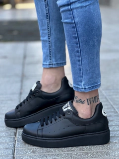 McQueen Total Black