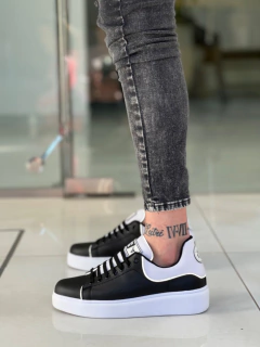 McQueen Réflex Black and White - The New Classic