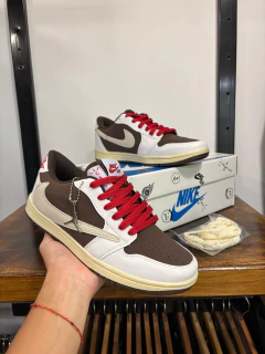 Nike Jordan Low Travis Scott en internet