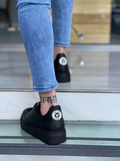 McQueen Total Black en internet