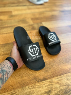 Ojotas Philipp Plein en internet