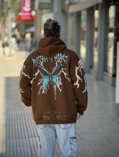 Buzo Oversize Butterfly Effect en internet