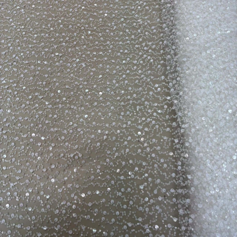 Tul bordado con piedras y lentejuelas blanco
