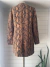 casaco estampado fundo marrom alk GLAMOUR 38 - comprar online