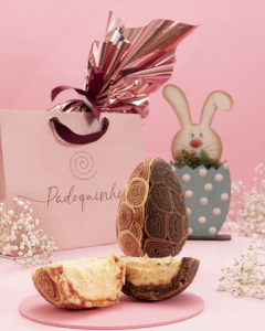 Ovo de bolo de rolo meio a meio: Goiabada com cream cheese e Chocolate com ninho (600g)
