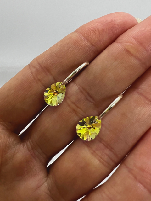 Argolla 14mm con dije de gota cristal de Swarovski - Blanco