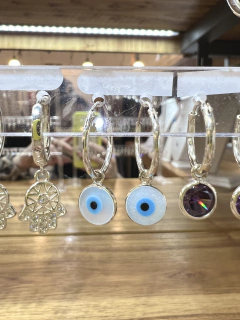 Argolla clásica fina 12mm con dije ojo turco de nácar