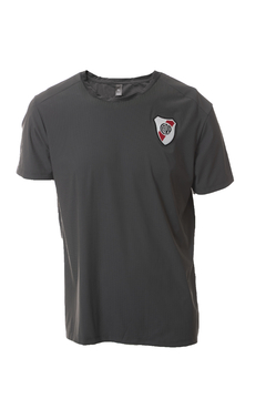 Remera Deportiva Escudo Gris (RP243860) - comprar online