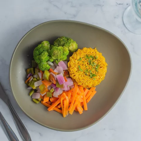 Arroz amarillo con vegetales salteados