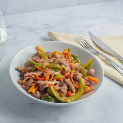 Wok de cerdo con vegetales thai