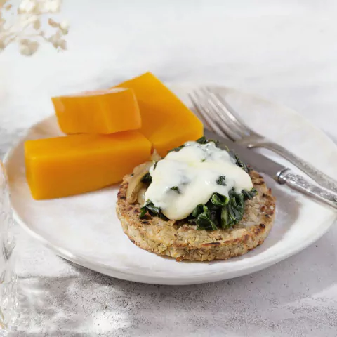 Medallón de lentejas con gratén de espinacas y calabazas asadas