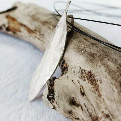 Dije Acacia - Hojarasca