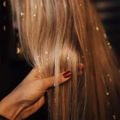 Extensiones de glitter para pelo trend de los 90 en internet