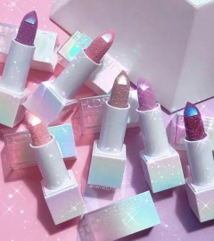 Labial Huda en barra con glitter