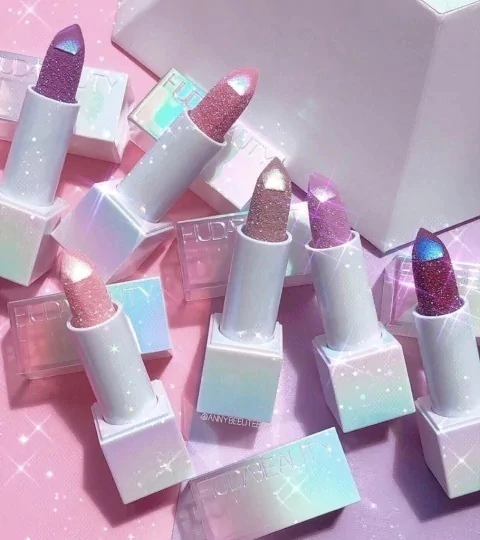 Labial Huda en barra con glitter