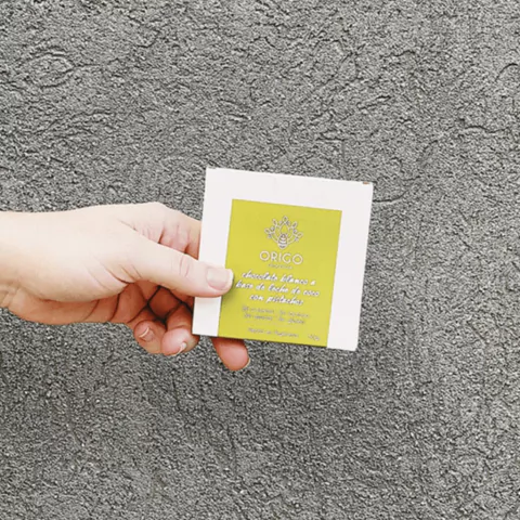 Origo | Chocolate blanco a base de leche de coco con pistachos