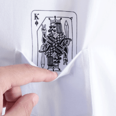 detalhe camiseta estampada masculina poker rock branca