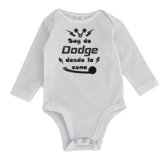 Body Bebe Soy de Dodge desde la cuna Recien Nacido a 3 meses algodón 100% Blanco manga larga