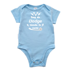 Body Bebe Soy de Dodge desde la cuna Recien Nacido a 3 meses algodón 100% Celeste manga corta