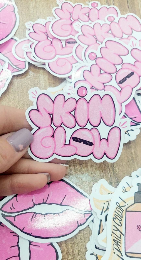 STICKERS 4X4CM CON CORTE INDIVIDUAL POR 100 UNIDADES